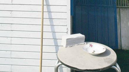 Lohn-Dumping ist an Raststätten weit verbreitet. Im aktuellen Fall erhielten einige Frauen für das Toilettenputzen weniger als einen Euro Lohn pro Stunde. Juristen streiten: Handelte ihr Arbeitgeber strafbar? Oder beging er nur eine Ordnungswidrigkeit? Foto: Imago