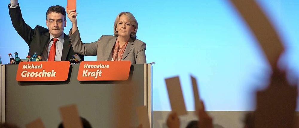Hoch die Karten: Die NRW-SPD stimmt über die künftige Minderheitsregierung ab.