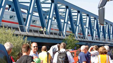 Nach einem Unfall müssen Reisende bei Rathenow raus aus dem ICE und auf Busse warten.