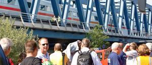 Nach einem Unfall müssen Reisende bei Rathenow raus aus dem ICE und auf Busse warten.