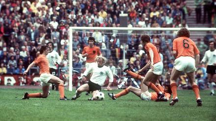 Nur Deutschland und Berti Vogts (Mitte) konnten das Offensivspiel der Holländer bei der WM 1974 stoppen.