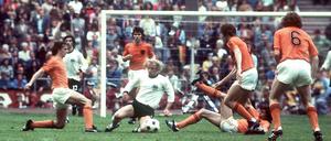 Nur Deutschland und Berti Vogts (Mitte) konnten das Offensivspiel der Holländer bei der WM 1974 stoppen.