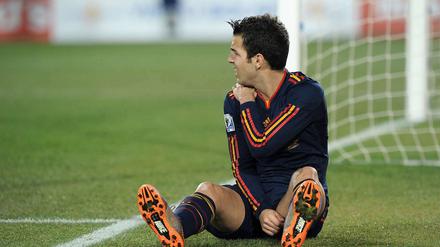 Cesc Fabregas steckt die Schmerzen in der rechten Schulter weg.