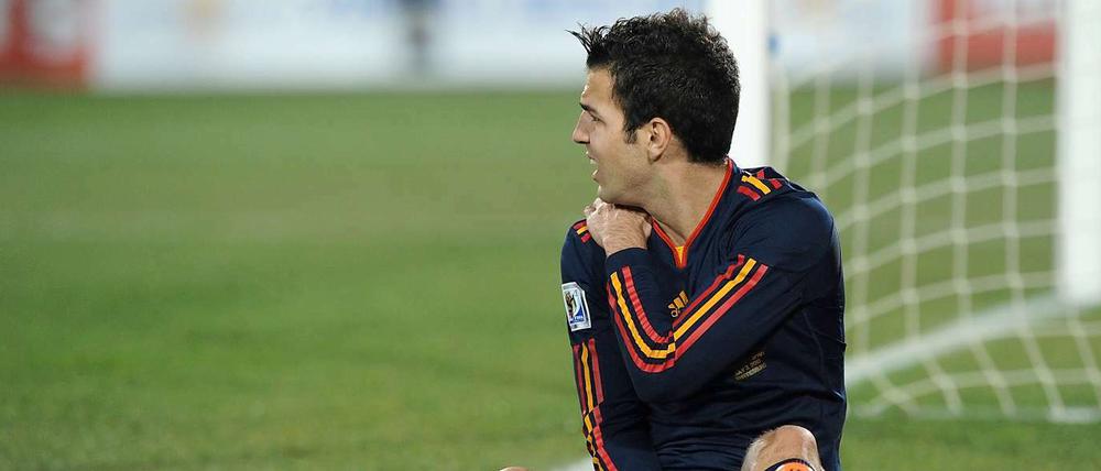 Cesc Fabregas steckt die Schmerzen in der rechten Schulter weg.