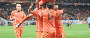 Giovanni van Bronckhorst traf aus fast 40 Metern zum 1:0 (oben rechts), Wesley Sneijder (links obenauf) zum 2:1, und Arjen Robben schaffte sogar ein Kopfballtor. Fotos: AFP (2), dpa