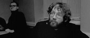 Eine Symbolfigur der Berliner 68er-Bewegung in Bildern. Der Kommunarde Fritz Teufel ist gestorben. Auf diesem Bild aus dem Jahr 1967 sitzt er während der Mittagspause in der Kantine des Kriminalgerichts Berlin Moabit.