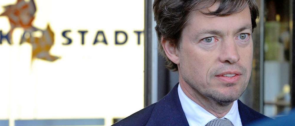 Investor Nicolas Berggruen vor der Karstadt-Hauptverwaltung in Essen.