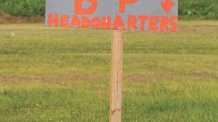 Plakativer Protest. Auf einer Wiese bei Grand Isle im US-Staat Louisiana am Golf von Mexiko bringen die Menschen ihre Meinung über BP deutlich zum Ausdruck. 