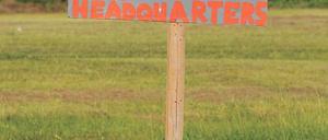 Plakativer Protest. Auf einer Wiese bei Grand Isle im US-Staat Louisiana am Golf von Mexiko bringen die Menschen ihre Meinung über BP deutlich zum Ausdruck.