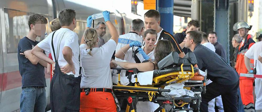 Helfer versorgen im Bahnhof Bielefeld Schüler, die in einem ICE wegen defekter Klimaanlage kollabiert sind.