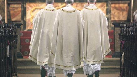 Verschworene Gemeinschaft. Die deutschen Bischöfe, hier beim Gottesdienst während ihrer jährlichen Hauptversammlung in Fulda, glänzen bei Aufklärung und Aufarbeitung der Missbrauchsfälle nicht mit Offenheit und Öffentlichkeit. Foto: Frank May/dpa
