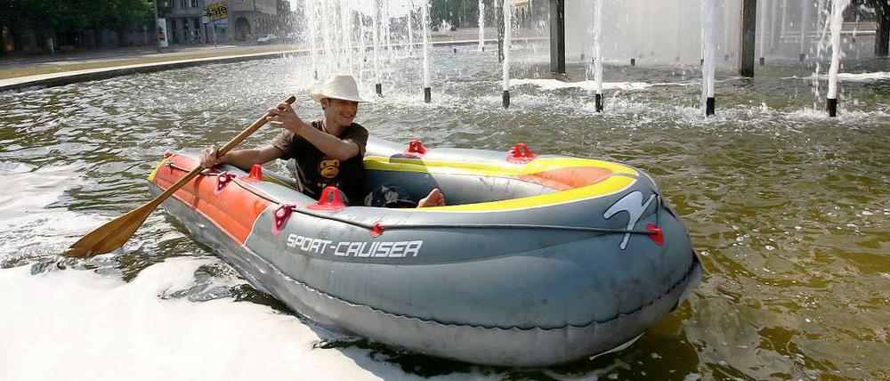 Bei solchen Temperaturen muss man kreativ sein. Dieser Hobby-Kapitän unternimmt eine Schlauchboot-Tour mitten in der Innenstadt. 