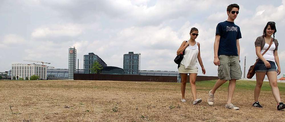 2.07.2010: Die Hitzewelle macht den Berliner Grünflächen zu schaffen. Nicht nur vor dem Hauptbahnhof ist vom Rasen kaum noch was übrig.