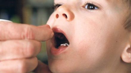 Kraft der Kügelchen. Die gesetzlichen Krankenkassen erstatten die homöopathische Arzneitherapie bei Kindern unter zwölf.