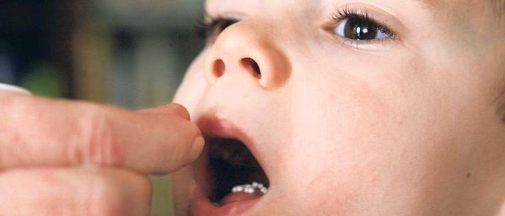 Kraft der Kügelchen. Die gesetzlichen Krankenkassen erstatten die homöopathische Arzneitherapie bei Kindern unter zwölf. 