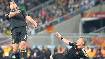 Der Trend zur Doppelsechs. Das ist die taktische Botschaft dieser Weltmeisterschaft. Auch bei den Deutschen, dank Sami Khedira (l.) und Bastian Schweinsteiger.