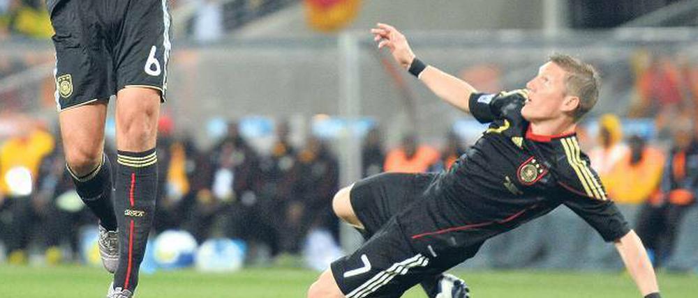 Der Trend zur Doppelsechs. Das ist die taktische Botschaft dieser Weltmeisterschaft. Auch bei den Deutschen, dank Sami Khedira (l.) und Bastian Schweinsteiger.
