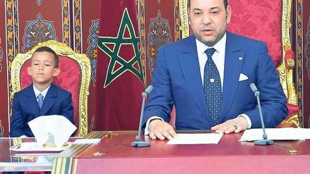 König Mohammed VI. – neben ihm sein Sohn – will Marokko weiterentwickeln. Zu den wichtigen Projekten gehören der Hafen in Tanger und der Bau eines neuen Stadtviertels in Rabat.