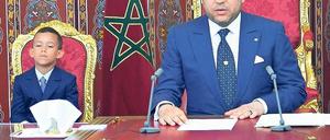 König Mohammed VI. – neben ihm sein Sohn – will Marokko weiterentwickeln. Zu den wichtigen Projekten gehören der Hafen in Tanger und der Bau eines neuen Stadtviertels in Rabat.