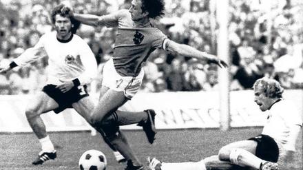 Immer hart am Mann. Weil Berti Vogts (r.) Johan Cruyff nicht mehr von der Pelle rückt, wird es für den Holländer ein sehr schmerzhaftes Finale. Foto: dpa