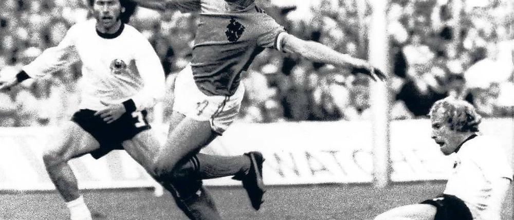 Immer hart am Mann. Weil Berti Vogts (r.) Johan Cruyff nicht mehr von der Pelle rückt, wird es für den Holländer ein sehr schmerzhaftes Finale. Foto: dpa