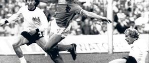 Immer hart am Mann. Weil Berti Vogts (r.) Johan Cruyff nicht mehr von der Pelle rückt, wird es für den Holländer ein sehr schmerzhaftes Finale. Foto: dpa