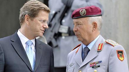 Unterredung in Potsdam. Außenminister Guido Westerwelle mit dem Befehlshaber des Einsatzführungskommandos der Bundeswehr, Generalleutnant Rainer Glatz. 