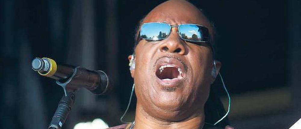 Meine Gitarre hat Tasten. Stevie Wonder mit umgehängtem Keyboard.