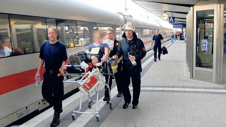 Rettungskräfte versorgen am Samstag im Bahnhof von Bielefeld eine Schülerin, die von einer Klassenfahrt nach Berlin kam.
