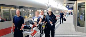 Rettungskräfte versorgen am Samstag im Bahnhof von Bielefeld eine Schülerin, die von einer Klassenfahrt nach Berlin kam.