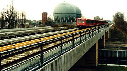 Ein Zug fährt zwischen den Stationen Jungfernheide und Westhafen.