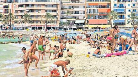 Braun um jeden Preis. Intensive Sonnenstrahlung ist ungesund: Die Haut altert schneller und ist anfälliger für Krebs. Trotzdem versuchen viele Menschen, gerade im Urlaub, dem schützenden Schatten zu entfliehen. Foto: picture-alliance/dpa-tmn