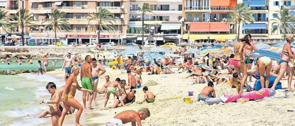 Braun um jeden Preis. Intensive Sonnenstrahlung ist ungesund: Die Haut altert schneller und ist anfälliger für Krebs. Trotzdem versuchen viele Menschen, gerade im Urlaub, dem schützenden Schatten zu entfliehen. Foto: picture-alliance/dpa-tmn