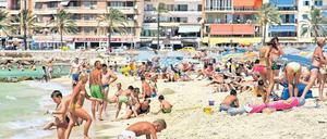 Braun um jeden Preis. Intensive Sonnenstrahlung ist ungesund: Die Haut altert schneller und ist anfälliger für Krebs. Trotzdem versuchen viele Menschen, gerade im Urlaub, dem schützenden Schatten zu entfliehen. Foto: picture-alliance/dpa-tmn