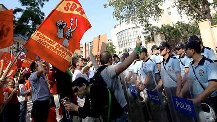 Iranische Dissidenten protestieren in der Türkei gegen das iranische Regime.