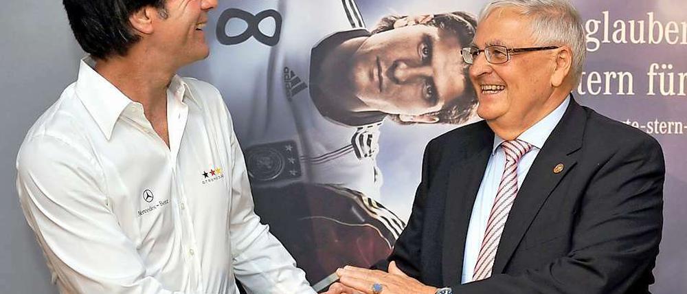 Auf weiterhin gute Zusammenarbeit? Bundestrainer Löw (l.) will sich gegenüber DFB-Präsident Zwanziger nicht festlegen.