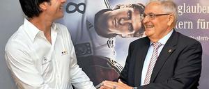 Auf weiterhin gute Zusammenarbeit? Bundestrainer Löw (l.) will sich gegenüber DFB-Präsident Zwanziger nicht festlegen.