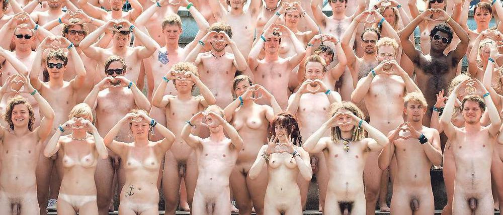 Keine Angst vor Berührungen. Festivalbesucher posieren für das Kunstprojekt „naked heart“ des Fotografen Gerrit Starczewski. 