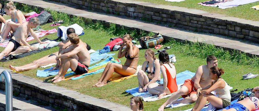 Dicht an dicht liegen im Freibad: Wie soll man sich verhalten, wenn es zu einer Massenschlägerei kommt?