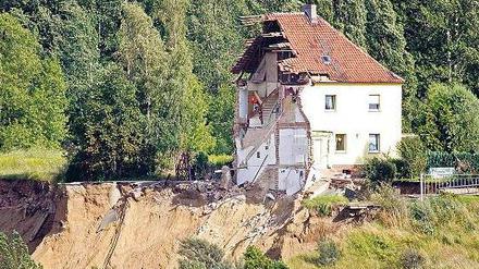 Das halbierte Haus. Noch immer ist der Boden der ganzen Gegend instabil. 