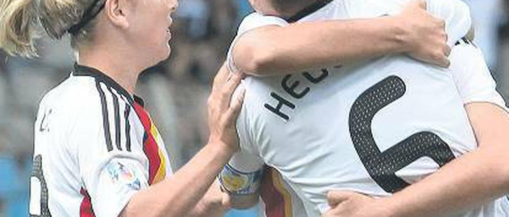 Zum Feiern. Die deutschen Spielerinnen sorgen für gute Laune auf den Rängen.