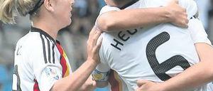 Zum Feiern. Die deutschen Spielerinnen sorgen für gute Laune auf den Rängen. 