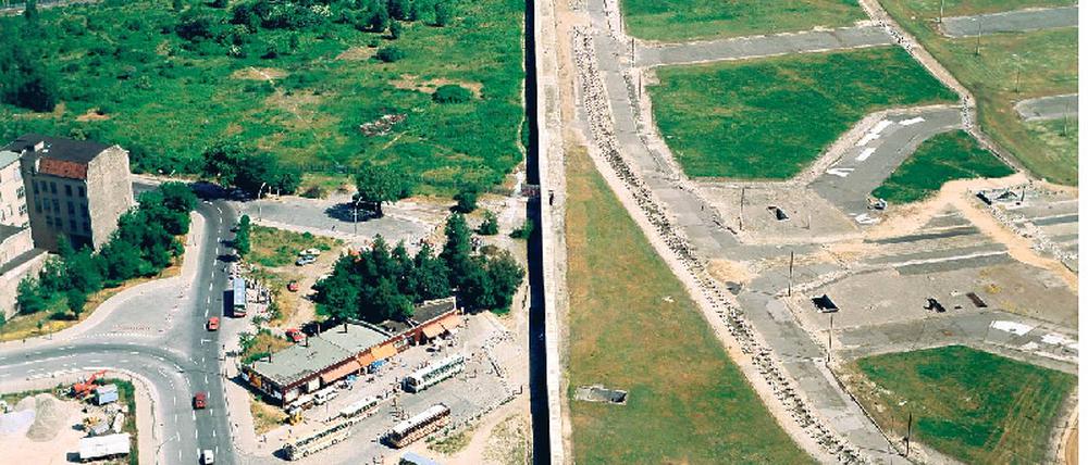 Zwangsentschleunigter Landschaftspark und urbanistischer Mittelpunkt. Der Potsdamer Platz 1983 und 2006. Das linke Bild mit Mauer und Sperrgebiet stammt von einem anonymen Fotografen, das rechte hat Jürgen Homuth mit seinem Spezial-Fesselballon aus 60 Metern Höhe gemacht. Fotos: Nicolai Verlag/ullstein bild, Jürgen Homuth
