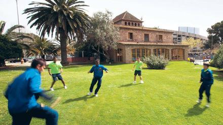 Mein Freund, der Ball. Im Jugendinternat des FC Barcelona, genannt La Masia (im Hintergrund), lernen die Nachwuchsspieler von frühester Jugend einen offensiven und technisch geprägten Spielstil. 