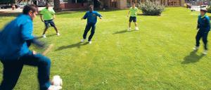 Mein Freund, der Ball. Im Jugendinternat des FC Barcelona, genannt La Masia (im Hintergrund), lernen die Nachwuchsspieler von frühester Jugend einen offensiven und technisch geprägten Spielstil. 