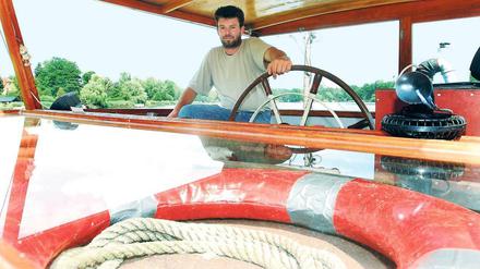 Einer dreht am Rad. Reeder Michael Kutzker im Führerhaus seines 1928 gebauten Motorschiffes „MS Rhein“. 