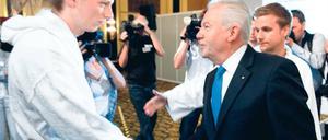 Auszeichnung. Christoph Heuft (li.) überreichte Rüdiger Grube in Berlin ein goldenes Handtuch als Preis für die beste Sauna-Idee des Jahres. Grube nahm den Preis an und entschuldigte sich bei dem Schüler, der in einem der überhitzten ICEs gesessen hatte. Foto: dpa