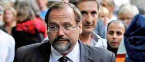 Duisburgs Bürgermeister Adolf Sauerland gesteht zwar mittlerweile Fehler ein. Freiwillig zurücktreten will er allerdings nicht. Die Ratsfraktionen von SPD, Linke und FDP stellen einen Antrag zur Abwahl Sauerlands, der jedoch scheitert.
