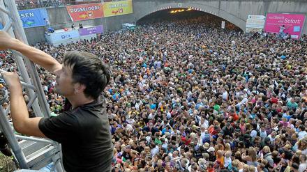 In einem Tunnel auf dem Weg zur Loveparade in Duisburg kam es zu einer Massenpanik..