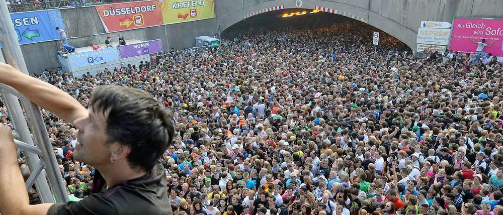 In einem Tunnel auf dem Weg zur Loveparade in Duisburg kam es zu einer Massenpanik..